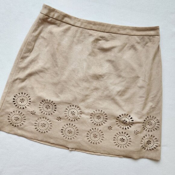 Vince Camuto Cut Out Floral Faux Suede Mini Skirt Office Siren Feminine Soft 10 - Picture 3 of 9